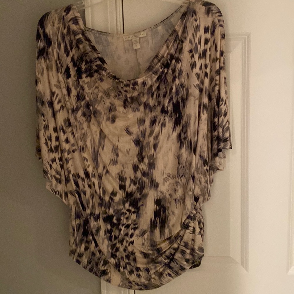 Cute comfy top.